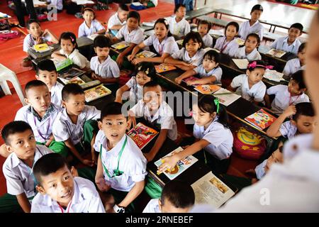 (160616) -- SAMUT SAKHON, le 16 juin 2016 -- des élèves assistent à une leçon de birman dans une école dédiée aux enfants de travailleurs migrants du Myanmar située à Wat Tepnorrarat à Mahachai dans la province de Samut Sakhon, au centre de la Thaïlande, le 16 juin 2016. Plaque tournante de l'industrie des fruits de mer, Samut Sakhon accueille environ 200 000 des 2,4 millions de travailleurs migrants du Myanmar qui cherchent un emploi en Thaïlande. Afin de fournir une éducation décente aux enfants des travailleurs migrants, des organisations locales de défense des droits des travailleurs ont aidé à créer des écoles spécialisées dans quatre temples de la province. Les étudiants inscrits peuvent le faire à Banque D'Images