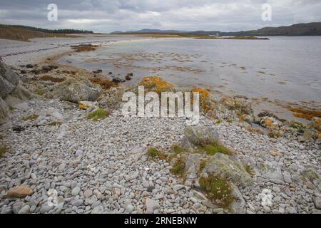 Traigh Nam Feannag - une plage surélevée composée de crêtes de gravier sur le Jura Banque D'Images