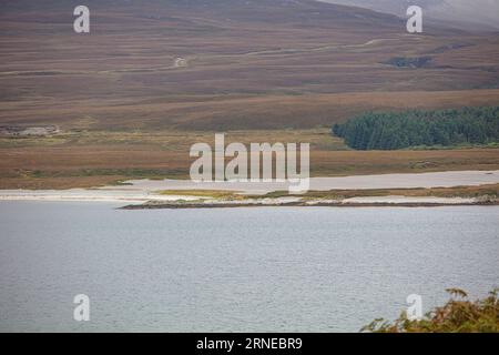 Traigh Nam Feannag - une plage surélevée composée de crêtes de gravier sur le Jura Banque D'Images