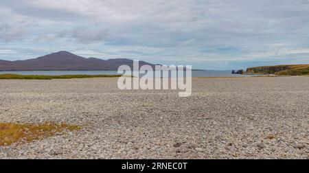 Traigh Nam Feannag - une plage surélevée composée de crêtes de gravier sur le Jura Banque D'Images