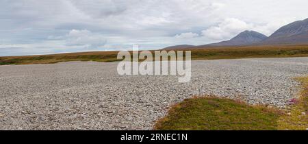 Traigh Nam Feannag - une plage surélevée composée de crêtes de gravier sur le Jura Banque D'Images