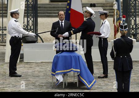 Le président français François Hollande (2e-L) assiste à la cérémonie nationale d'hommage en l'honneur de l'officier de police et de son partenaire poignardés à mort par un homme qui revendiquait allégeance au groupe État islamique (EI), au Versailles, à Paris, France, le 17 juin, 2016. le Président français François Hollande, le Premier Ministre Manuel Valls et le Ministre de l ' intérieur Bernard Cazeneuve ont assisté à la cérémonie. FRANCE-PARIS-HOMMAGE-POLICE TheoxDuval PUBLICATIONxNOTxINxCHN le président français François Hollande 2e l assiste à la cérémonie nationale de hommage en L'HONNEUR du policier et de son partenaire poignardés à mort par A. Banque D'Images