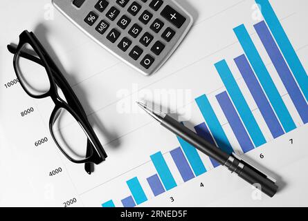 Concept de rapport d'analyse comptable d'investissement financier d'entreprise avec une vue aérienne en gros plan d'un graphique de croissance réussie, calculatrice, pe Banque D'Images