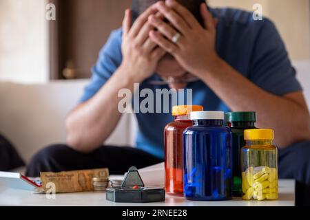 Homme se sentant frustré à cause des coûts de la médecine Banque D'Images