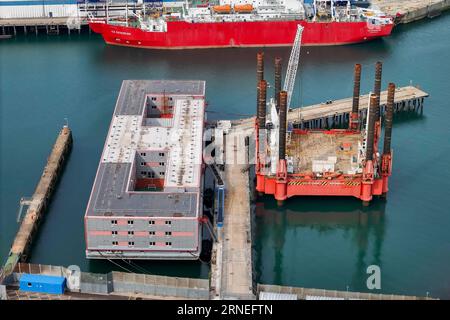 Portland, Dorset, Royaume-Uni. 1 septembre 2023. Vue générale depuis les airs de la barge de demandeurs d'asile Bibby Stockholm au port de Portland près de Weymouth dans le Dorset qui est encore vide après avoir été évacué le mois dernier en raison de la découverte de bactéries légionelles dans le système d'eau. Crédit photo : Graham Hunt/Alamy Live News Banque D'Images