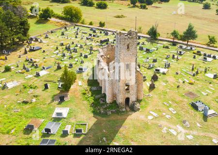 Église médiévale historique des ruines du Saint Salut dans la région de Cetina, Croatie Banque D'Images