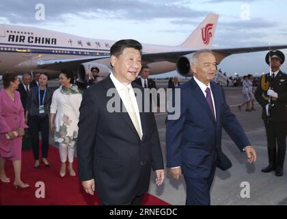 Xi Jinping zu Gast à TASCHKENT TACHKENT, le 21 juin 2016 -- le président chinois Xi Jinping (L,front) et son épouse Peng Liyuan sont accueillis par le président ouzbek Islam Karimov (R,front) et son épouse Tatyana Karimova à leur arrivée à l'aéroport de Tachkent, Ouzbékistan, le 21 juin 2016. Le président chinois est en Ouzbékistan pour une visite d'État. Il assistera également à la 16e réunion du Conseil des chefs d'État de l'Organisation de coopération de Shanghai les 23 et 24 juin. (zkr) OUZBÉKISTAN-TACHKENT-CHINE-XI JINPING-ARRIVÉE LanxHongguang PUBLICATIONxNOTxINxCHN Xi Jinping invité à Tachkent juin Banque D'Images