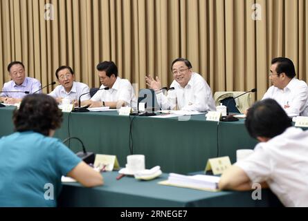 (160622) -- BEIJING, 22 juin 2016 -- Yu Zhengsheng (2e R, arrière), président du Comité national de la Conférence consultative politique du peuple chinois (CCPPC), assiste à une table ronde lors de la 16e réunion du Comité permanent du 12e Comité national de la CCPPC à Beijing, capitale de la Chine, le 22 juin 2016.) (zkr) CHINA-BEIJING-YU ZHENGSHENG-CPPCC-MEETING (CN) GaoxJie PUBLICATIONxNOTxINxCHN 160622 Beijing juin 22 2016 Yu Zheng Sheng 2e r Président arrière du Comité national des célébrités chinoises Conférence consultative politique de la CPPCC assiste à une table ronde Banque D'Images