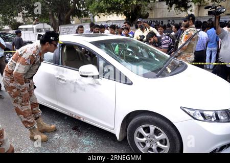 Le soufi-Sänger Amjad Sabri à Karachi erschossen (160622) -- KARACHI, le 22 juin 2016 -- des responsables de la sécurité examinent la voiture criblé de balles du célèbre chanteur soufi Amjad Sabri après l'attaque d'hommes armés dans la ville portuaire de Karachi, dans le sud du Pakistan, le 22 juin 2016. Trois personnes, dont le célèbre chanteur soufi Amjad Sabri, ont été tuées dans le feu tiré sur leur véhicule à Karachi mercredi après-midi, ont indiqué les médias locaux et les responsables. PAKISTAN-KARACHI-CHANTEUR SOUFI TUÉ Masroor PUBLICATIONxNOTxINxCHN chanteur soufi Amjad Sabri à Karachi abattu 160622 Karachi juin 22 2016 les responsables de la sécurité examinent Bullet Riddled car of Fam Banque D'Images