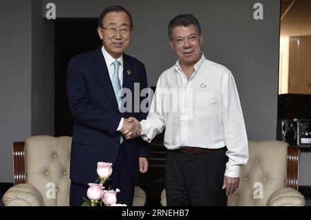 Kolumbien: FARC und Regierung schließen Waffenstillstand (160623) -- HAVANA, June 23, 2016 -- Image taken on June 23, 2016 provided by the Colombian Presidency of United Nations Secretary-General Ban Ki-moon (L) shaking hands with Colombian President, Juan Manuel Santos, prior to the signing ceremony of a historic ceasefire agreement between the Colombian government and the Revolutionary Armed Forces of Colombia (FARC), in Havana, capital of Cuba, on June 23, 2016. Colombian Presidency) (ce) CUBA-HAVANA-COLOMBIA-FARC-CEASEFIRE AGREEMENT e COLOMBIANxPRESIDENCY PUBLICATIONxNOTxINxCHN   Colombia Stock Photo