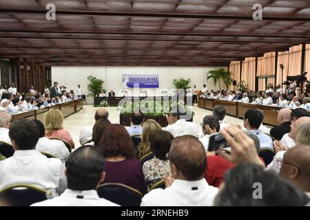 Kolumbien: FARC und Regierung schließen Waffenstillstand (160623) -- HAVANA, June 23, 2016 -- Image taken on June 23, 2016 provided by the Colombian Presidency shows the United Nations Secretary-General Ban Ki-moon (2nd-L, back), Colombian President Juan Manuel Santos (3rd-L, back), Cuban President Raul Castro (4th-L, back) and Timoleon Jimenez (5th-L, back), the top leader of the Revolutionary Armed Forces of Colombia (FARC), attending the signing ceremony of a historic ceasefire agreement between the Colombian government and the FARC, in Havana, capital of Cuba, on June 23, 2016. Colombia s Stock Photo