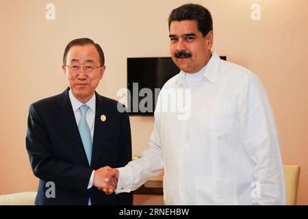 Kolumbien : FARC und Regierung schließen Waffenstillstand (160623) -- LA HAVANE, 23 juin 2016 -- photo prise le 23 juin 2016 fourni par la présidence vénézuélienne montre le Secrétaire général des Nations Unies Ban Ki-moon (L) serrant la main du Président vénézuélien Nicolas Maduro avant la cérémonie de signature d'un accord historique de cessez-le-feu entre le gouvernement colombien et les Forces armées révolutionnaires de Colombie (FARC), à la Havane, capitale de Cuba, le 23 juin 2016. Présidence vénézuélienne) (ce) CUBA-LA HAVANE-COLOMBIE-FARC-ACCORD DE CESSEZ-LE-FEU e VENEZUELANxPRESIDENCY PUBLICATIONxNOTxINxCHN Colo Banque D'Images