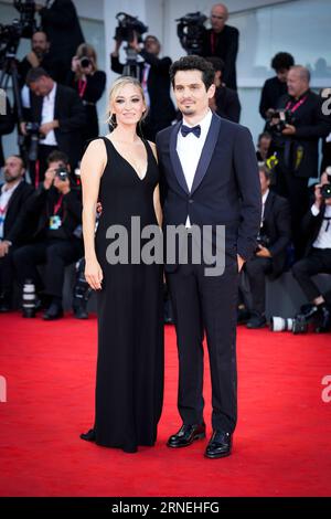 Venise, Italie. 30 août 2023. Olivia Hamilton et le président des jurys internationaux Damien Chazelle assistent au tapis rouge d’ouverture du 80e Festival international du film de Venise le 30 août 2023 à Venise, en Italie. (Photo Daniele Cifala/NurPhoto) crédit : NurPhoto SRL/Alamy Live News Banque D'Images