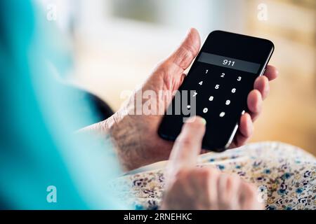 911, appel téléphonique de numéro d'urgence. Vieille femme aînée. Aide de la police, ambulance à l'hôpital ou paramédical. Incendie, crime, crise cardiaque ou blessure médicale. Banque D'Images