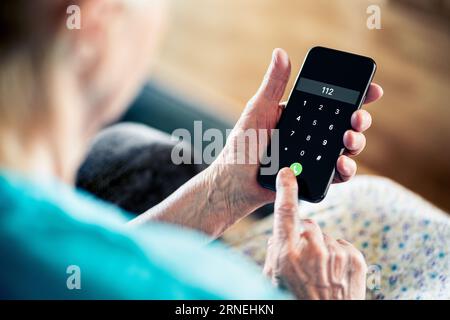 112, numéro d'appel téléphonique d'urgence. Vieille femme aînée. Premiers soins, aide médicale ou alarme incendie. Centre d'assistance SOS hotline. Ambulance, paramédical ou police. Banque D'Images