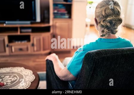 Old senior woman with loneliness, memory loss, dementia or anxiety. Lonely elder grandma of family. Alzheimer or depression. Sad mature person. Banque D'Images