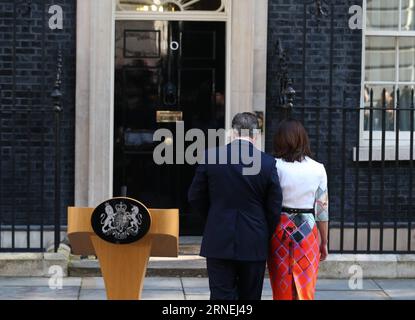 (160624) -- LONDRES, le 24 juin 2016 -- le Premier ministre britannique David Cameron (à gauche) part avec son épouse Samantha après son discours au 10 Downing Street à Londres, en Grande-Bretagne, le 24 juin 2016. Cameron a annoncé vendredi matin son intention de démissionner après que son pays ait voté pour quitter l'Union européenne (UE). BRITAIN-LONDON-CAMERON-RESIDATION HanxYan PUBLICATIONxNOTxINxCHN 160624 Londres juin 24 2016 Premier ministres britanniques David Cameron l part avec son épouse Samantha après son discours AU 10 Downing Street à Londres Grande-Bretagne juin 24 2016 Cameron a annoncé vendredi matin son intention de pas Banque D'Images