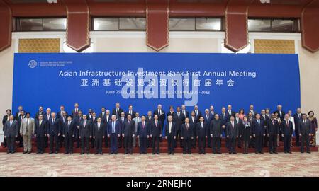 (160625) -- BEIJING, le 25 juin 2016 -- le vice-premier ministre chinois Zhang Gaoli (C, devant) pose pour une photo de groupe avec les participants à la première réunion annuelle du Conseil des gouverneurs de la Banque asiatique d'investissement dans les infrastructures (AIIB) à Beijing, capitale de la Chine, le 25 juin 2016. ) (lfj) CHINA-BEIJING-AIIB-ANNUAL MEETING-ZHANG GAOLI (CN) WangxYe PUBLICATIONxNOTxINxCHN 160625 Beijing juin 25 2016 le vice-premier ministre chinois Zhang Gaoli C pose pour une photo de groupe avec les participants à la première réunion annuelle du Conseil des gouverneurs de la Banque asiatique d'investissement pour les infrastructures AIIB à Beijing Capital o Banque D'Images