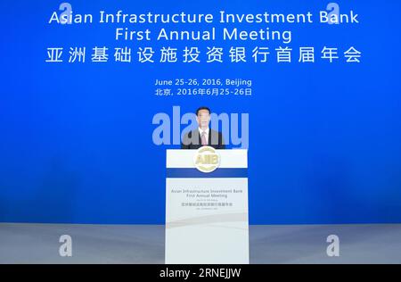 (160625) -- BEIJING, le 25 juin 2016 -- le vice-premier ministre chinois Zhang Gaoli prononce un discours lors de la cérémonie d'ouverture de la première assemblée annuelle du Conseil des gouverneurs de la Banque asiatique d'investissement dans les infrastructures (BAII) à Beijing, capitale de la Chine, le 25 juin 2016. (lfj) CHINA-BEIJING-AIIB-ANNUAL MEETING-ZHANG GAOLI (CN) WangxYe PUBLICATIONxNOTxINxCHN 160625 Beijing juin 25 2016 le vice-premier ministre chinois Zhang Gaoli prononce un discours LORS DE la cérémonie d'ouverture de la première réunion annuelle du Conseil des gouverneurs de la Banque asiatique d'investissement pour les infrastructures AIIB à Beijing capitale de la Chine en juin Banque D'Images