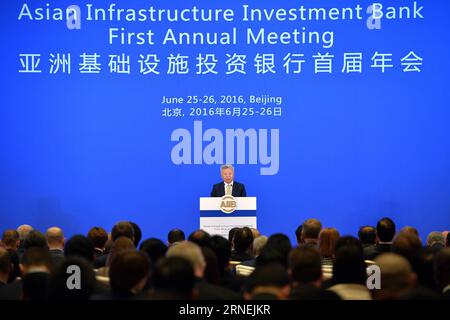 (160625) -- BEIJING, le 25 juin 2016 -- Jin Liqun, président de la BAII, prend la parole lors de la cérémonie d'ouverture de la première assemblée annuelle du Conseil des gouverneurs de la Banque asiatique d'investissement dans les infrastructures (BAII) à Beijing, capitale de la Chine, le 25 juin 2016. (lfj) CHINA-BEIJING-AIIB-ANNUAL MEETING (CN) LixXin PUBLICATIONxNOTxINxCHN 160625 Beijing juin 25 2016 Jin Liqun, Président de l'AIIB, prend la parole LORS de la cérémonie d'ouverture de la première réunion annuelle du Conseil des gouverneurs de la Banque asiatique d'investissement pour les infrastructures AIIB à Beijing capitale chinoise juin 25 2016 lfj China Beijing AIIB Annual rencontre avec CN LixXin P Banque D'Images