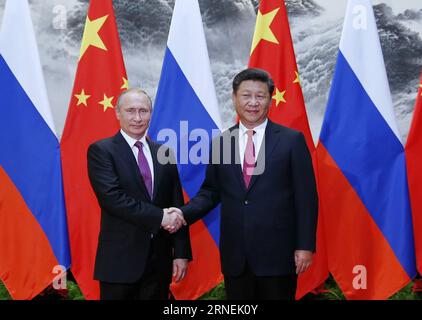 (160625) -- PÉKIN, le 25 juin 2016 -- le président chinois Xi Jinping (à droite) serre la main du président russe Vladimir Poutine au Grand Hall du peuple à Pékin, capitale de la Chine, le 25 juin 2016. (Yxb) CHINA-BEIJING-XI JINPING-POUTINE-TALKS(CN) JuxPeng PUBLICATIONxNOTxINxCHN 160625 Beijing juin 25 2016 le président chinois Xi Jinping r serre la main du président russe Vladimir Poutine AU Grand Hall des célébrités de Beijing capitale de la Chine juin 25 2016 yxb Chine Beijing Xi Jinping Poutine parle au CN JuxPeng PUBLICATIONxNOTxINxINxCHN Banque D'Images