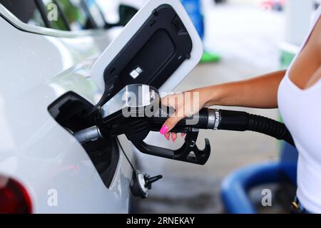 Remplissage de la voiture avec de l'essence à la station-service. Banque D'Images