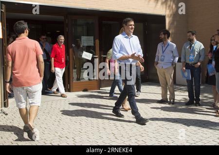 Parlamentswahlen in Spanien - Stimmabgabe von Pedro Sanchez (160626) -- MADRID, le 26 juin 2016 -- le leader socialiste (PSOE) Pedro Sanchez (C) part après avoir voté à Pozuelo de Alarcon près de Madrid, Espagne, le 26 juin 2016. Le vote a commencé à 9 heures, heure locale, lors de la deuxième élection générale en Espagne en six mois. ) ESPAGNE-MADRID-ELECTIONS GÉNÉRALES JavierxOrtegaxPonce PUBLICATIONxNOTxINxCHN Elections législatives en Espagne votes de Pedro Sanchez 160626 Madrid juin 26 2016 le leader socialiste du PSOE Pedro Sanchez C quitte le pays après avoir VOTÉ à Pozuelo de Alarcon près de Madrid Espagne LE 26 2 juin Banque D'Images