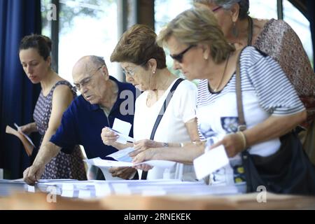 (160626) -- BARCELONE, le 26 juin 2016 -- les gens prennent leur bulletin de vote dans un bureau de vote lors des élections générales espagnoles, à Barcelone, Espagne, juin 26, 2016. le vote a commencé à 9 heures, heure locale, lors de la deuxième élection générale en Espagne en six mois.) ESPAGNE-BARCELONE-ELECTIONS GENERALES PauxBarrena PUBLICATIONxNOTxINxCHN 160626 Barcelone juin 26 2016 les célébrités prennent leur vote DANS un bureau de vote lors des ÉLECTIONS générales espagnoles à Barcelone Espagne juin 26 2016 le vote a commencé À 9 a M heure locale à la deuxième ÉLECTION générale espagnole en six MOIS Espagne Barcelone ELECTIONS générales PauxBarr Banque D'Images