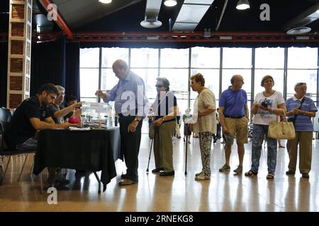 (160626) -- BARCELONE, le 26 juin 2016 -- Un homme vote dans un bureau de vote lors des élections générales espagnoles, à Barcelone, Espagne, juin 26, 2016. le vote a commencé à 9 heures, heure locale, lors de la deuxième élection générale en Espagne en six mois.) ESPAGNE-BARCELONE-ELECTIONS GENERALES PauxBarrena PUBLICATIONxNOTxINxCHN 160626 Barcelone juin 26 2016 un homme VOTE DANS un bureau de vote lors des ÉLECTIONS générales espagnoles à Barcelone Espagne juin 26 2016 le vote a commencé À 9 h 30 heure locale lors des deuxièmes ÉLECTIONS générales espagnoles en six MOIS Espagne Barcelone général ELECTION PauxBarrena PUBLICATION Banque D'Images