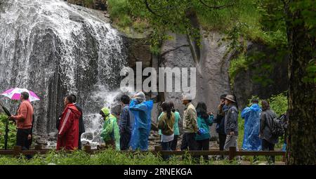 (160626) -- CHANGCHUN, 26 juin 2016 -- des touristes visitent la montagne Changbai dans la province de Jilin, au nord-est de la Chine, le 26 juin 2016. La température moyenne diurne de la montagne Changbai est d'environ 22 degrés Celsius en été. La zone pittoresque, avec un taux de couverture forestière de 43 pour cent, a accueilli 450 000 touristes cette année. )(mcg/yxb) CHINA-JILIN-CHANGBAI MOUNTAIN-TOURISM (CN) WangxHaofei PUBLICATIONxNOTxINxCHN 160626 Changchun juin 26 2016 les touristes visitent la montagne Changbai dans le nord-est de la Chine S Jilin province juin 26 2016 la température diurne moyenne de la montagne Changbai EST d'environ 22 Banque D'Images