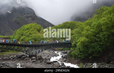 (160626) -- CHANGCHUN, 26 juin 2016 -- des touristes visitent la montagne Changbai dans la province de Jilin, au nord-est de la Chine, le 26 juin 2016. La température moyenne diurne de la montagne Changbai est d'environ 22 degrés Celsius en été. La zone pittoresque, avec un taux de couverture forestière de 43 pour cent, a accueilli 450 000 touristes cette année. )(mcg/yxb) CHINA-JILIN-CHANGBAI MOUNTAIN-TOURISM (CN) WangxHaofei PUBLICATIONxNOTxINxCHN 160626 Changchun juin 26 2016 les touristes visitent la montagne Changbai dans le nord-est de la Chine S Jilin province juin 26 2016 la température diurne moyenne de la montagne Changbai EST d'environ 22 Banque D'Images