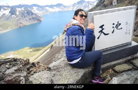 (160626) -- CHANGCHUN, le 26 juin 2016 -- Un touriste étranger pose pour une photo au lac Tianchi sur la montagne de Changbai, dans la province de Jilin au nord-est de la Chine, le 26 juin 2016. La température moyenne diurne de la montagne Changbai est d'environ 22 degrés Celsius en été. La zone pittoresque, avec un taux de couverture forestière de 43 pour cent, a accueilli 450 000 touristes cette année. )(mcg/yxb) CHINA-JILIN-CHANGBAI MOUNTAIN-TOURISM (CN) WangxHaofei PUBLICATIONxNOTxINxCHN 160626 Changchun juin 26 2016 un touriste étranger pose pour la photo AU lac Tianchi SUR la montagne Changbai Nord-est de la Chine S Jilin province juin Banque D'Images