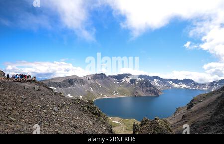 (160626) -- CHANGCHUN, le 26 juin 2016 -- des touristes visitent le lac Tianchi sur la montagne Changbai, dans la province de Jilin au nord-est de la Chine, le 26 juin 2016. La température moyenne diurne de la montagne Changbai est d'environ 22 degrés Celsius en été. La zone pittoresque, avec un taux de couverture forestière de 43 pour cent, a accueilli 450 000 touristes cette année. )(mcg/yxb) CHINA-JILIN-CHANGBAI MOUNTAIN-TOURISM (CN) WangxHaofei PUBLICATIONxNOTxINxCHN 160626 Changchun juin 26 2016 les touristes visitent le lac Tianchi SUR la montagne Changbai Nord-est de la Chine S Jilin province juin 26 2016 la température diurne moyenne de Banque D'Images