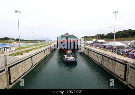 COLON, le 26 juin 2016 -- une photo téléchargée du site Web de la présidence du Panama montre le porte-conteneurs COSCO Shipping Panama qui effectue son transit inaugural à travers le canal de Panama élargi dans la ville de Colon, capitale de la province de Colon, Panama, le 26 juin 2016. Cosco Shipping Panama, un navire appartenant à China COSCO Shipping Corporation, a navigué sur le canal élargi de Panama dimanche matin, devenant le premier navire à marquer l'ouverture officielle du canal élargi ce jour-là. Présidence du Panama) (vf) (ah) PAS DE VENTES-PAS D'ARCHIVES USAGE ÉDITORIAL SEULEMENT PANAMA-COLON-CHINA-COSCO-CANAL PRES Banque D'Images