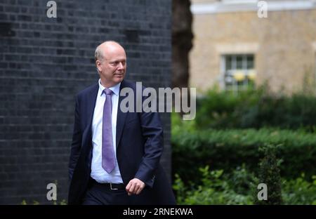 (160627) -- LONDRES, le 27 juin 2016 -- Chris Grayling, lord président du Conseil et leader de la Chambre des communes, arrive pour une réunion du Cabinet au 10 Downing Street, à Londres, en Grande-Bretagne, le 27 juin 2016. Le Premier ministre britannique David Cameron a présidé une réunion d'urgence du cabinet lundi matin, après que la Grande-Bretagne eut voté pour quitter l'Union européenne. (Zjy) GRANDE-BRETAGNE-LONDRES-BREXIT-RÉUNION DU CABINET HanxYan PUBLICATIONxNOTxINxCHN 160627 Londres juin 27 2016 Chris Grayling Lord Président du Conseil et leader de la Chambre des communes arrive pour une réunion du cabinet AU 10 Downing Street à Londres BR Banque D'Images