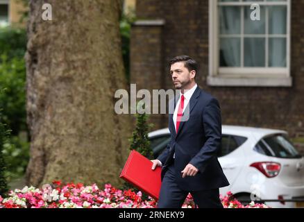 (160627) -- LONDRES, le 27 juin 2016 -- Stephen Crabb, secrétaire d'État au travail et aux pensions, arrive pour une réunion du cabinet au 10 Downing Street à Londres, en Grande-Bretagne, le 27 juin 2016. Le Premier ministre britannique David Cameron a présidé une réunion d'urgence du cabinet lundi matin, après que la Grande-Bretagne eut voté pour quitter l'Union européenne. (Zjy) GRANDE-BRETAGNE-LONDRES-BREXIT-RÉUNION DU CABINET HanxYan PUBLICATIONxNOTxINxCHN 160627 Londres juin 27 2016 Stephen Crabb Secrétaire d'État au travail et aux pensions arrive pour une réunion du cabinet AU 10 Downing Street à Londres Grande-Bretagne juin 27 2016 Premier ministre britannique David C. Banque D'Images