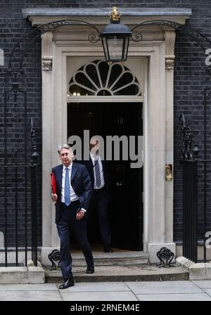 (160627) -- LONDRES, le 27 juin 2016 -- Philip Hammond (front), secrétaire d'État aux Affaires étrangères et au Commonwealth, quitte le cabinet après une réunion au 10 Downing Street à Londres, en Grande-Bretagne, le 27 juin 2016. Le Premier ministre britannique David Cameron a présidé une réunion d'urgence du cabinet lundi matin, après que la Grande-Bretagne eut voté pour quitter l'Union européenne. (Zjy) GRANDE-BRETAGNE-LONDRES-BREXIT-RÉUNION DU CABINET HanxYan PUBLICATIONxNOTxINxCHN 160627 Londres juin 27 2016 Philip Hammond Front Secrétaire d'État aux Affaires étrangères et du Commonwealth quitte le cabinet après une réunion AU 10 Downing Street à Londres Brit Banque D'Images