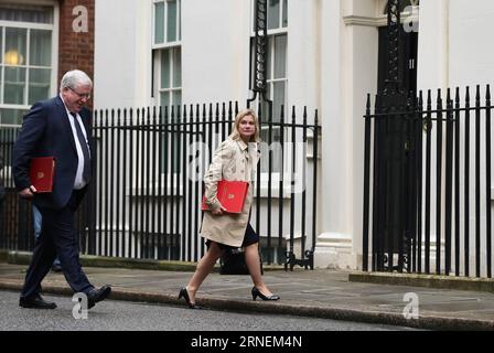 (160627) -- LONDRES, le 27 juin 2016 -- Patrick McLoughlin (à gauche), secrétaire britannique aux Transports, et Justine Greeningust, secrétaire britannique au développement international, arrivent pour une réunion du cabinet au 10 Downing Street à Londres, en Grande-Bretagne, le 27 juin 2016. Le Premier ministre britannique David Cameron a présidé une réunion d'urgence du cabinet lundi matin, après que la Grande-Bretagne eut voté pour quitter l'Union européenne. (Zjy) RÉUNION GRANDE-BRETAGNE-LONDRES-BREXIT-CABINET HanxYan PUBLICATIONxNOTxINxCHN 160627 Londres juin 27 2016 le secrétaire britannique aux Transports Patrick McLoughlin l et le secrétaire britannique au développement international Justit Banque D'Images