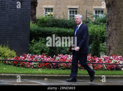 (160627) -- LONDRES, le 27 juin 2016 -- Michael Fallon, secrétaire d'État à la Défense, arrive pour une réunion du cabinet au 10 Downing Street à Londres, en Grande-Bretagne, le 27 juin 2016. Le Premier ministre britannique David Cameron a présidé une réunion d'urgence du cabinet lundi matin, après que la Grande-Bretagne eut voté pour quitter l'Union européenne. (Zjy) GRANDE-BRETAGNE-LONDRES-BREXIT-RÉUNION DU CABINET HanxYan PUBLICATIONxNOTxINxCHN 160627 Londres juin 27 2016 Michael Fallon Secrétaire d'État à la Défense arrive pour une réunion du cabinet AU 10 Downing Street à Londres Grande-Bretagne juin 27 2016 le Premier ministre britannique David Cameron a présidé Banque D'Images