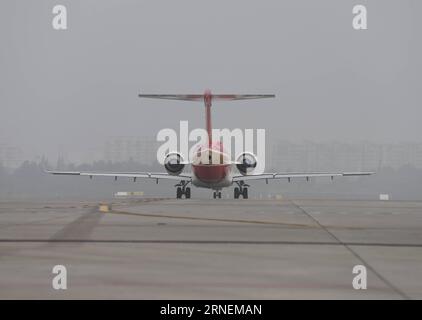 (160628) -- CHENGDU, 28 juin 2016 -- Chengdu Airlines ARJ21-700 se prépare pour le décollage à l'aéroport international de Shuangliu à Chengdu, capitale de la province du Sichuan du sud-ouest de la Chine, le 28 juin 2016. ARJ21, fabriqué par le commercial Aircraft Corp. de Chine (COMAC), a effectué mardi son premier vol commercial de Chengdu à Shanghai, dans l’est de la Chine. L avion de ligne de conception nationale est le premier jet régional de Chine fabriqué selon les normes internationales. ) (wx) CHINA-CHENGDU-ARJ21-COMMERCIAL FLIGHT (CN) DingxTing PUBLICATIONxNOTxINxCHN 160628 Chengdu juin 28 2016 Chengdu Airlines ARJ2 Banque D'Images