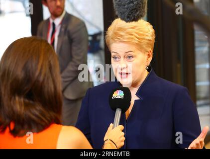 (160628) -- BRUXELLES, le 28 juin 2016 -- la présidente lituanienne Dalia Grybauskaite(R) arrive pour le sommet de l'UE à Bruxelles, Belgique, le 28 juin 2016. SOMMET BELGIQUE-BRUXELLES-UE GongxBing PUBLICATIONxNOTxINxCHN 160628 Bruxelles juin 28 2016 la présidente lituanienne Dalia Grybauskaite r arrive au sommet de l'UE À Bruxelles Belgique LE 28 2016 juin Belgique Bruxelles Sommet de l'UE GongxBing PUBLICATIONxNOTxINxCHN Banque D'Images