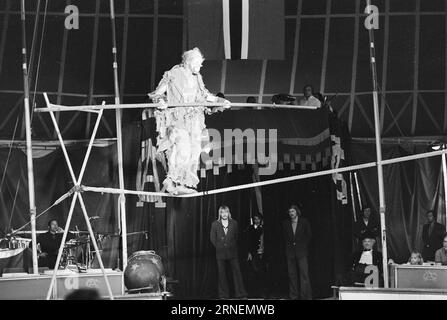 Actual 22 - 4 - 1974 : Junior chez LineElephant tamer Arild Arnardo - maintenant aussi comme clown. Il a repris le numéro de la célèbre Linon avec beaucoup de talent. Photo : Ivar Aaserud / Aktuell / NTB ***PHOTO NON TRAITÉE*** ce texte a été traduit automatiquement! Banque D'Images