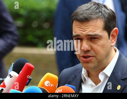 (160628) -- BRUXELLES, le 28 juin 2016 -- le Premier ministre grec Alexis Tsipras arrive au sommet de l'UE à Bruxelles, Belgique, le 28 juin 2016. SOMMET BELGIQUE-BRUXELLES-UE GongxBing PUBLICATIONxNOTxINxCHN 160628 Bruxelles juin 28 2016 le Premier ministre grec Alexis Tsipras arrive au sommet de l'UE À Bruxelles Belgique LE 28 2016 juin Belgique Bruxelles Sommet de l'UE GongxBing PUBLICATIONxNOTxINxCHN Banque D'Images