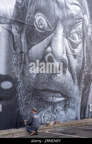 Southend on Sea, Essex, Royaume-Uni. 1 septembre 2023. Présenté comme le plus grand festival d'art de rue d'Europe, Southend continue de célébrer son nouveau statut de ville avec l'événement City Jam. Plus de 200 artistes de rue locaux, nationaux et internationaux exposent leurs compétences dans 100 endroits du centre-ville. Quelques murs temporaires ont été érigés, mais les artistes décorent également les côtés des bâtiments et autres structures permanentes. Du premier au troisième septembre, les artistes ont commencé à travailler sur les peintures murales autour des rues et des propriétés. Artiste JEKS Banque D'Images