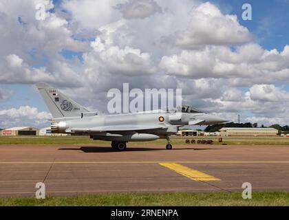 Un typhon Eurofighter de l'armée de l'air émirienne qatarienne attend de quitter le Royal International Air Tattoo de 2023 Banque D'Images