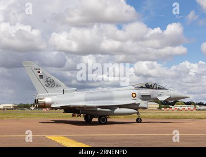 Un typhon Eurofighter de l'armée de l'air émirienne qatarienne attend de quitter le Royal International Air Tattoo de 2023 Banque D'Images