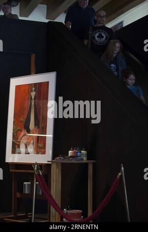 Sebastian Krüger Ausstellung in Frankfurt (160630) -- FRANKFURT, June 30, 2016 -- People visit an exhibition of art works by German caricaturist Sebastian Krueger at the Caricature Museum Frankfurt in Frankfurt, Germany, on June 29, 2016. The exhibition will last until Oct. 30. ) GERMANY-FRANKFURT-SEBASTIAN KRUEGER-EXHIBITION LuoxHuanhuan PUBLICATIONxNOTxINxCHN   Sebastian Kruger Exhibition in Frankfurt 160630 Frankfurt June 30 2016 Celebrities Visit to Exhibition of Art Works by German Caricaturist Sebastian Krueger AT The Caricature Museum Frankfurt in Frankfurt Germany ON June 29 2016 The E Banque D'Images