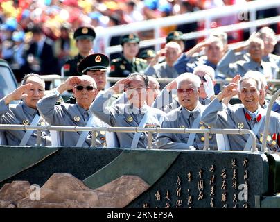 (160630) -- BEIJING, 30 juin 2016 () -- une photo prise le 3 septembre 2015 montre des vétérans pendant le défilé du V-Day de la Chine à Beijing, capitale de la Chine. Un grand défilé militaire pour marquer le 70e anniversaire de la victoire de la guerre de résistance du peuple chinois contre l'agression japonaise et la guerre mondiale antifasciste a eu lieu jeudi à Pékin. Cette année marque le 95e anniversaire du CPC. () (wyl/wjq) CHINA-CPC-95E ANNIVERSAIRE-CHIFFRES (CN) Xinhua PUBLICATIONxNOTxINxCHN 160630 Beijing juin 30 2016 fichier photo prise LE 3 2015 septembre montre des vétérans lors de la parade de la V-Journée de la Chine à Beijing Capit Banque D'Images