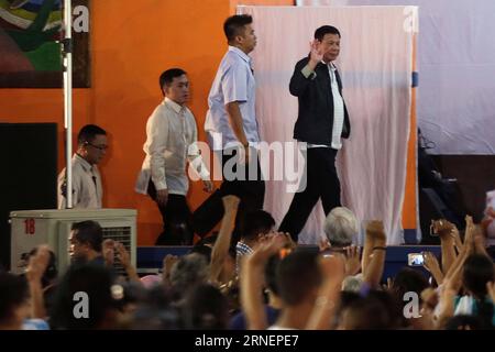 MANILLE, le 30 juin 2016 -- le président philippin Rodrigo Duterte (à droite) fait signe aux gens à leur arrivée pour le dîner de solidarité à Manille le 30 juin 2016. Rodrigo Duterte a organisé le dîner de solidarité avec le ministère philippin de la protection sociale et du développement pour les résidents défavorisés de Manille peu après son assermentation. (Zjy) PHILIPPINES-MANILLE-PRÉSIDENT-DÎNER DE SOLIDARITÉ RouellexUmali PUBLICATIONxNOTxINxCHN Manille juin 30 2016 le Président philippin Rodrigo Duterte r fait signe aux célébrités À leur arrivée pour le dîner de solidarité à Manille juin 30 2016 Rodrigo Duterte héros le Soli Banque D'Images