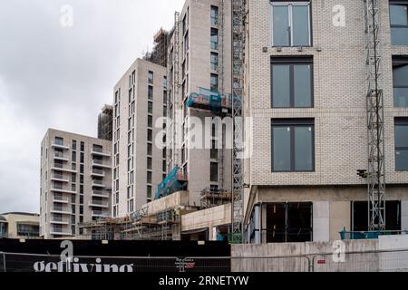 Maidenhead, Berkshire, Royaume-Uni. 1 septembre 2023. Des centaines de nouveaux appartements de grande hauteur sont construits dans la ville de Maidenhead, Berkshire qui est maintenant sur la ligne Elizabeth. Alors que le coût de la vie continue d'augmenter avec la hausse des taux d'intérêt hypothécaires, il reste à voir quelle sera l'adoption de ces nouvelles constructions. Acheter pour laisser les propriétaires sont censés réduire leur portefeuille immobilier. De nombreux résidents locaux se disent consternés par la densité des nouveaux appartements de Maidenhead ainsi que par la hauteur des nouveaux blocs de tours. Les commentaires sur les médias sociaux font souvent référence à Ma Banque D'Images